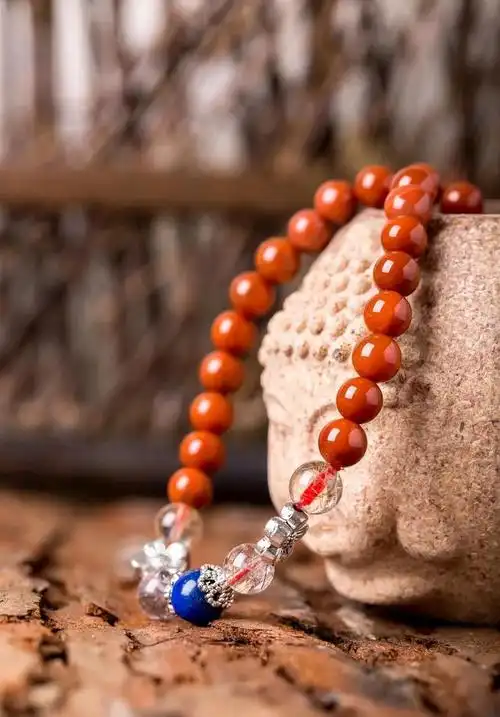 解密血蜜蜡:血蜜蜡怎么辨别真假,探索佩戴与搭配建议