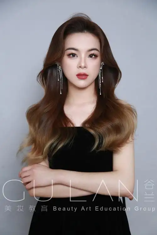 谷兰美妆教育频道的化妆造型作品《形象照写真披发造型》