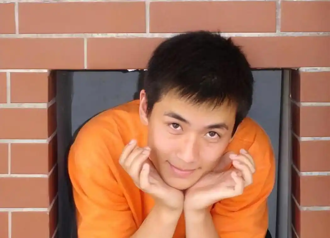 看了朱一龙刚出道的照片,终于知道为啥他当时能一己之力抗韩流了