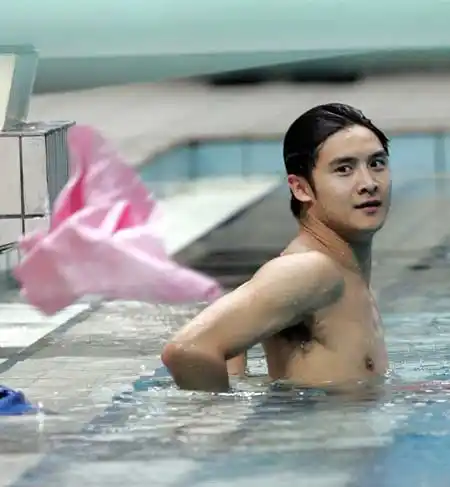 图文-田亮现身清华大学跳水馆 阳光少年若有所思