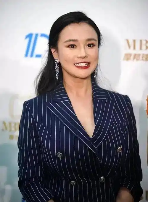 原创原创51岁伊能静状态太好一袭白裙像少女把小15岁冉莹颖都比下去了