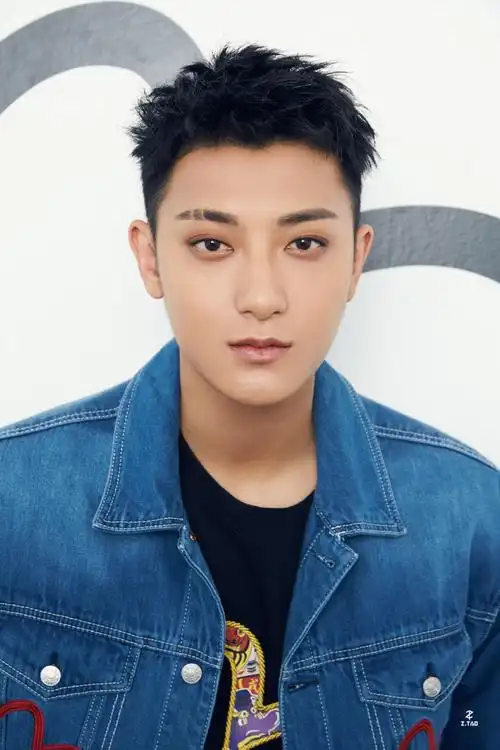 黄子韬新闻190323黄子韬身穿赛车服亮相品牌活动自曝6天减肥掉了13斤