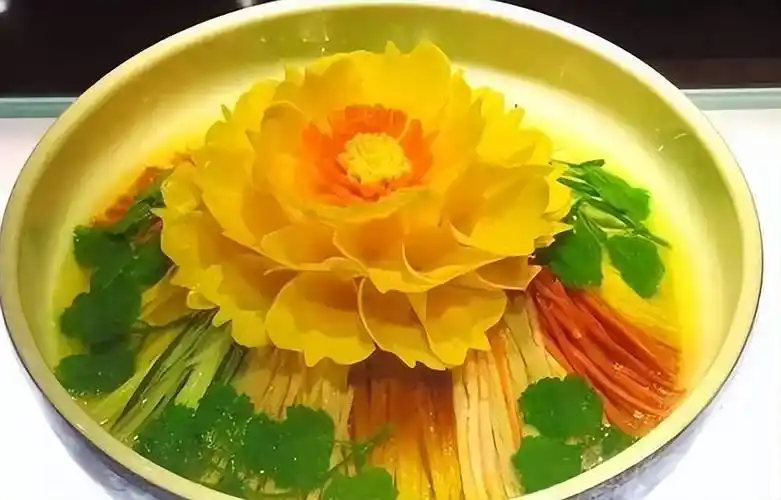 02.牡丹燕菜来洛阳吃早餐,怎能不尝一下当地的特色早餐牛肉汤呢?