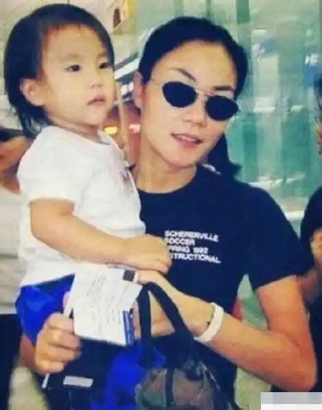 王菲与窦靖童(资料图).