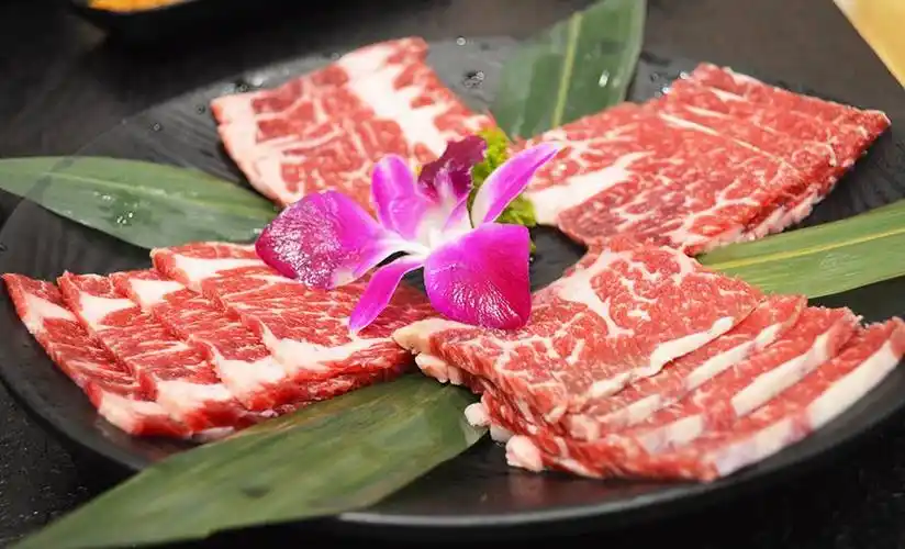 先来上一片烤好的肉给你们感受下, 枣木的清香会随着烤肉挥发出来