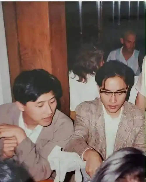 唐鹤德再晒世纪牵手照,悼念张国荣去世二十周年,牵手地方被曝光_唐