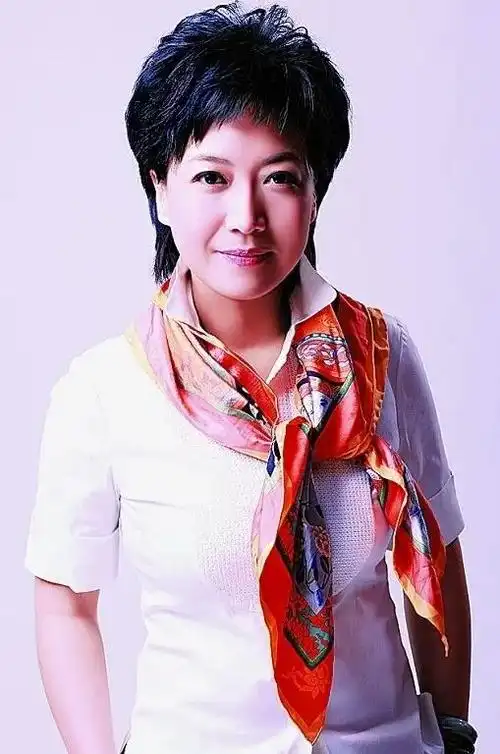 央视主播贺红梅.