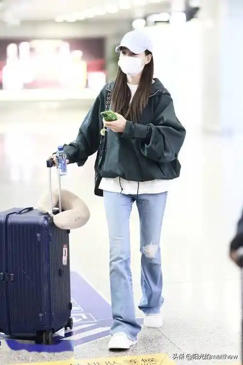 街拍:沈梦辰独自成都到达面对镜头笑靥如花_机场_沈梦辰_到达