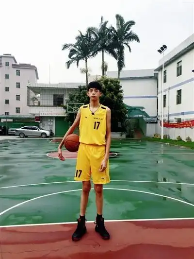 12岁男孩因身高近2米自卑:裤子要拼接(图)