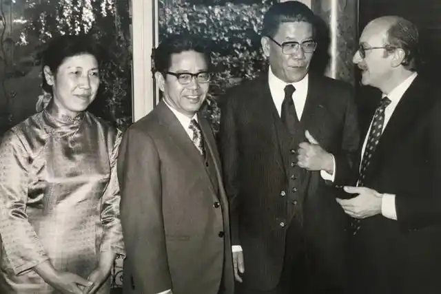 左一为吴世良,左三为英若诚