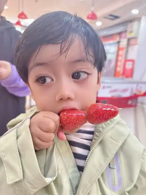 混血萌娃 #大眼睛长睫毛 #挑战大眼 真心自带了大眼特效和 - 抖音