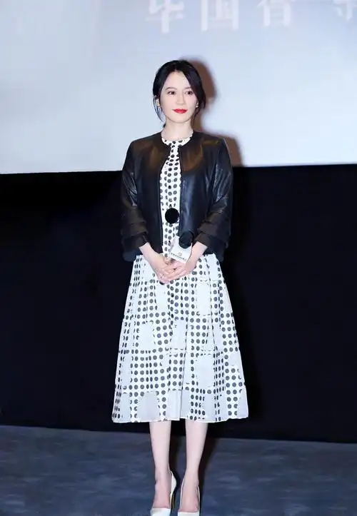 俞飞鸿真会装"嫩",穿粉色连衣裙显得年轻貌美,美出新高度!