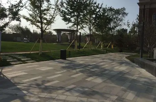 上海万科翡翠公园的花岗岩铺设效果
