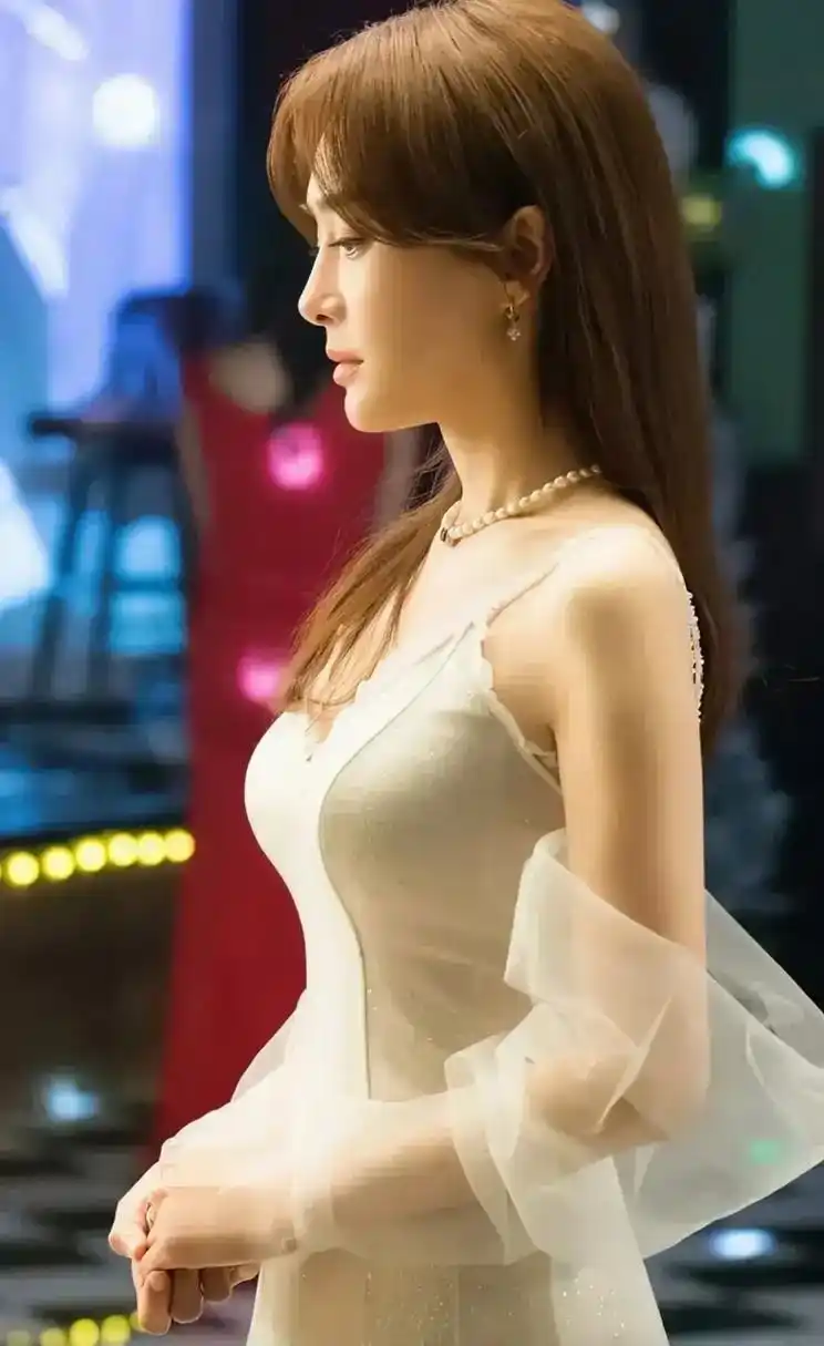 秦岚[撒花][撒花][可爱]复古白色吊带裙,梦幻空灵,朦胧神秘,摩登优雅