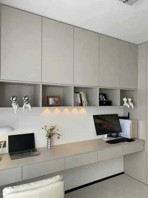 小的房间啦,但是又什么都想要拥有,想要有书桌 还有衣柜 收纳书柜等等