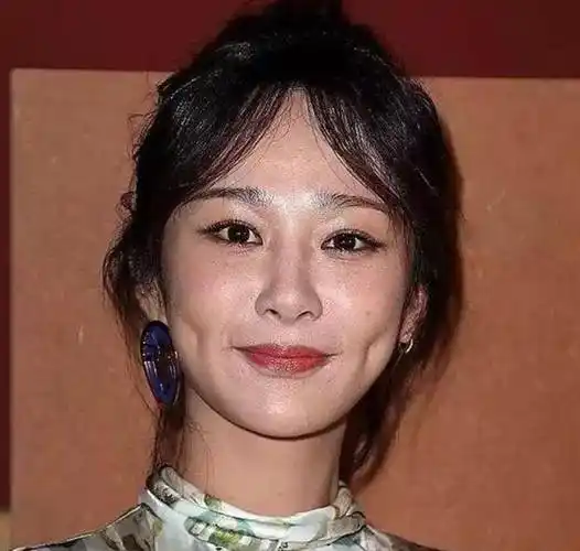 杨紫的争议一直很大,所以这么看来皮肤真的很粗糙.