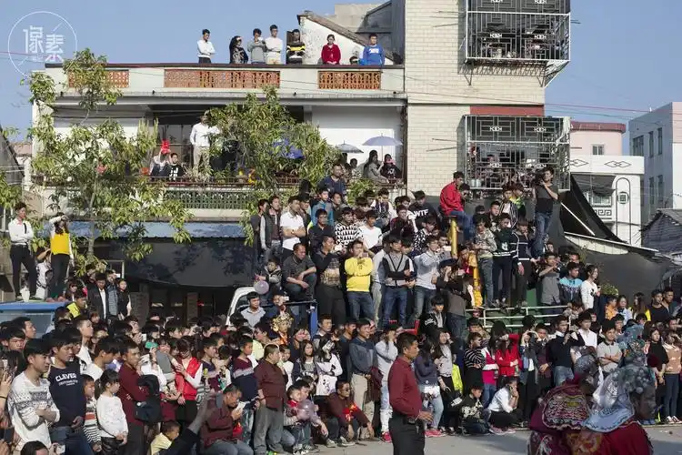 摄影师历时四年拍下"中国式围观":这里有每个普通人的样子