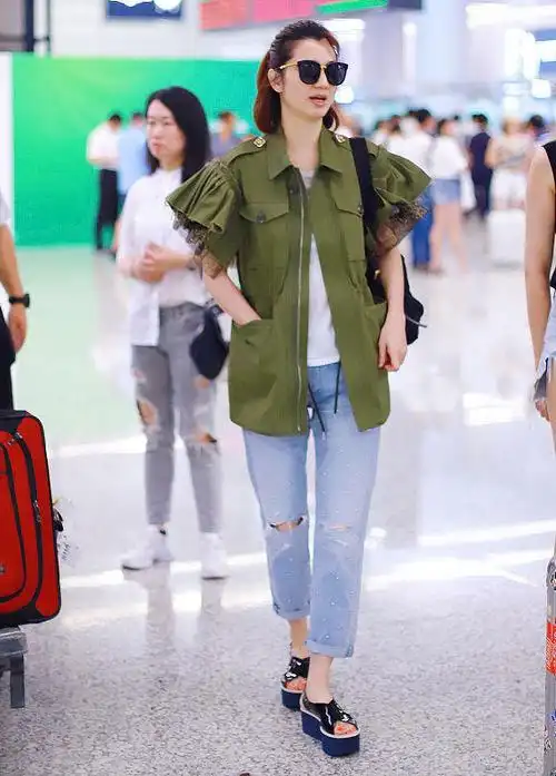 49岁洪欣真厉害,军绿色外套配破洞牛仔裤太减龄,看着像个大学生