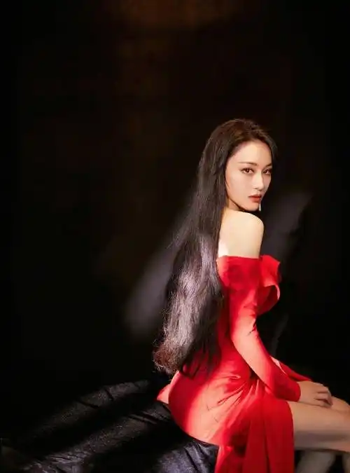 原创张馨予长发红裙美出新高度有腰有肉背影太傻锁骨能养一盆金鱼