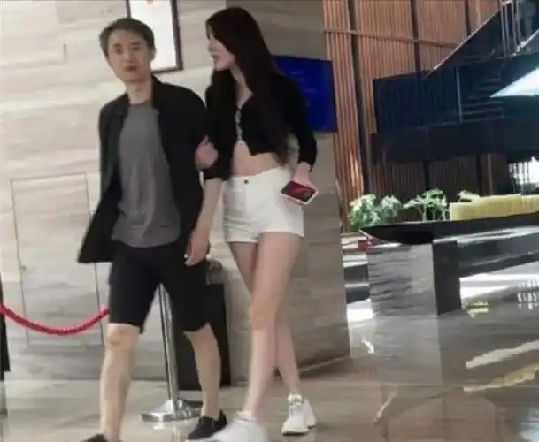 从陈飞宇到谭咏麟,面对女粉的投怀送抱,这6位男明星都没把持住