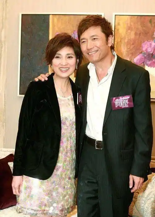 苗侨伟妻子好优雅,老年穿衣也挺精致,长裙配条皮草贵气有余_服饰_风格