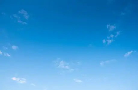 蓝天和白云在白天的图像,用于背景使用. (横向)照片