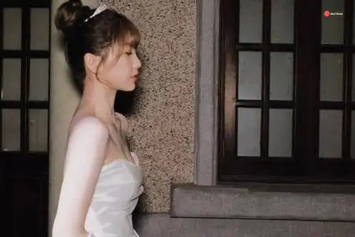 虞书欣丸子头可爱俏皮,白色抹胸长裙优雅无比,真是公主本主
