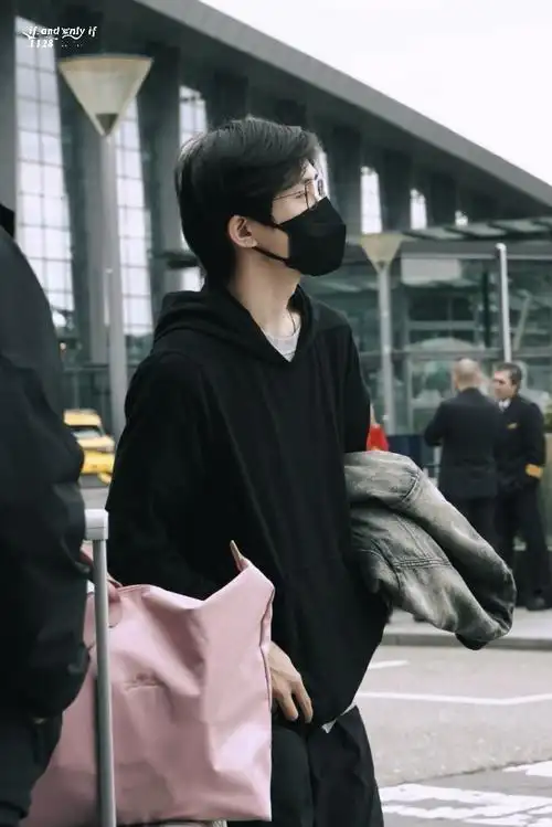 tfboys-易烊千玺  不过每次飞国外行程都好满,辛苦啦期待早日在电影