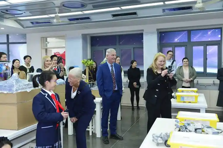 正是江南好风景群贤雅至话教育加拿大高贵林市教育代表团来校访问交流