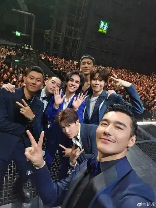 胡兵合照表情像复制粘贴##胡兵是发给各家粉丝收图的吧