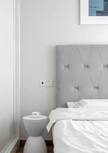 主卧陈设一张灰色布艺双人床,搭配纯色的床品被褥和纯色窗帘,呈现出