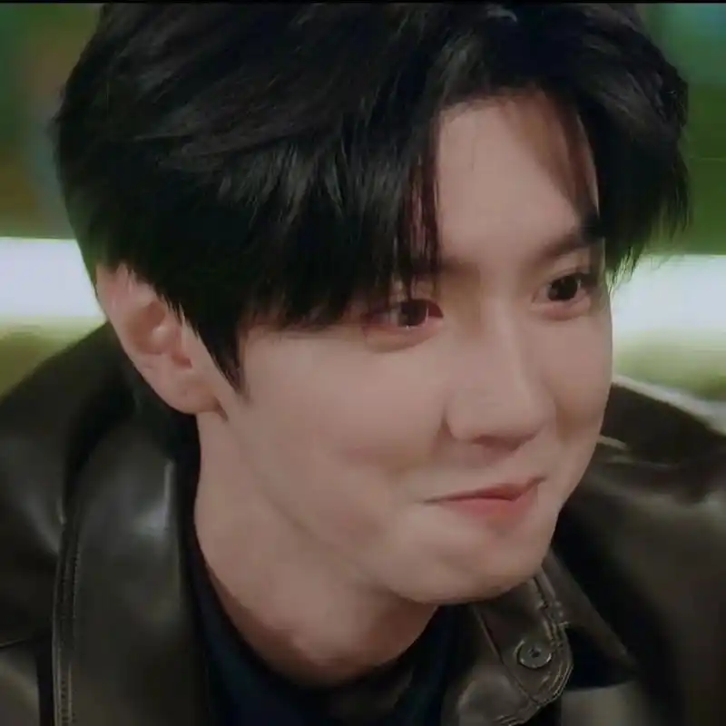 思陈哲远的情侣头像,陈哲远抿着嘴笑,赵露思抿着嘴哭,两个人好可爱