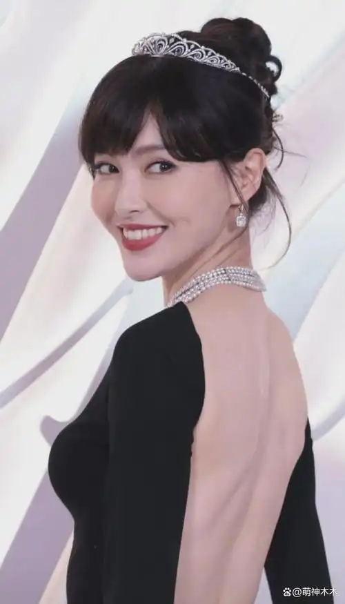 40岁唐嫣最新生图引热议苹果肌抢镜年龄感重网友感叹老了