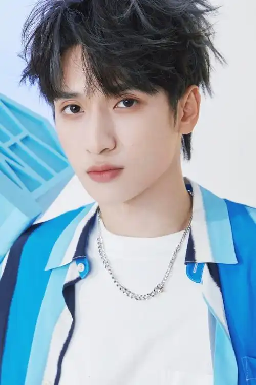 严浩翔 极限挑战##严浩翔蓝色衬衣