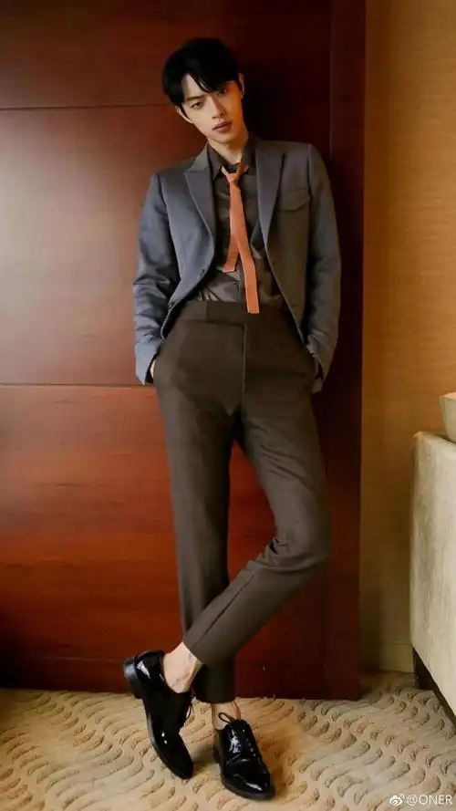 星时尚榜单李现刘宇宁木子洋亲身示范男生的大长腿有多杀