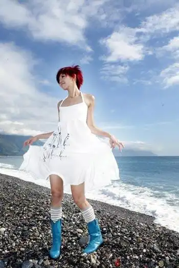 孙燕姿化身红发精灵洗头见血水花容失色图