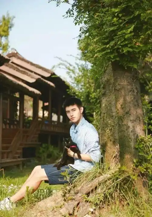 陈飞宇拉低裤子秀腹肌登热搜,这身材怎么样?