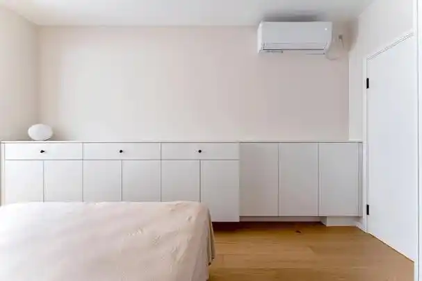 用简单的布局搭配温馨的色调,打造一间舒适助眠    卧室空间