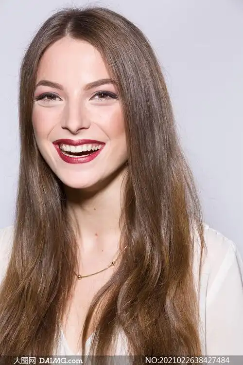 哈哈笑的浓妆秀发美女模特摄影原片