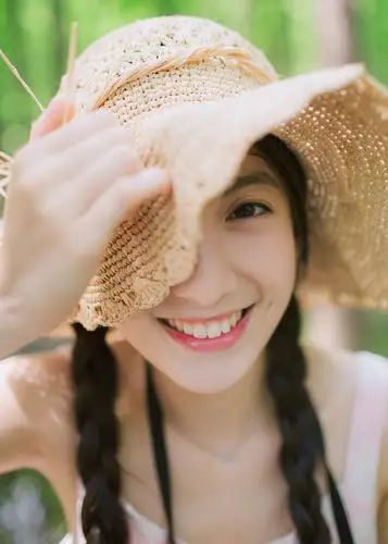 夏日甜心带着草帽的美女微笑特迷人