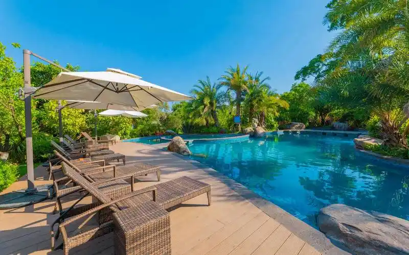 禄丰栖龙湾温泉套票入住4星级酒店两天畅泡东南亚森林温泉一家人的