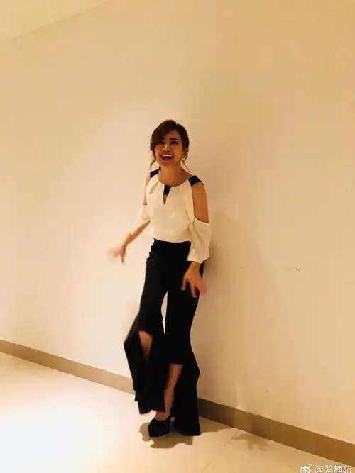 梁静茹 梁静茹身穿黑色长裤秀出美腿,谁知下一秒大笑偶像包袱碎一地