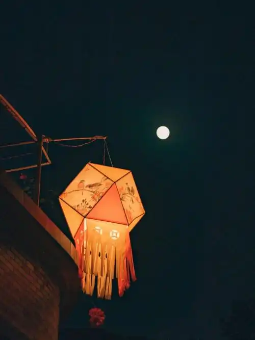 中秋扫街一盏盏灯笼点亮人间团圆