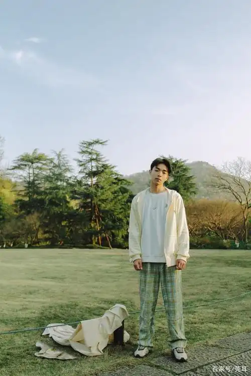 外出旅行怎么拍,男生拍照动作指南