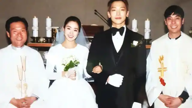 rain金泰熙正面结婚彩照曝光 挽手灿笑好甜蜜