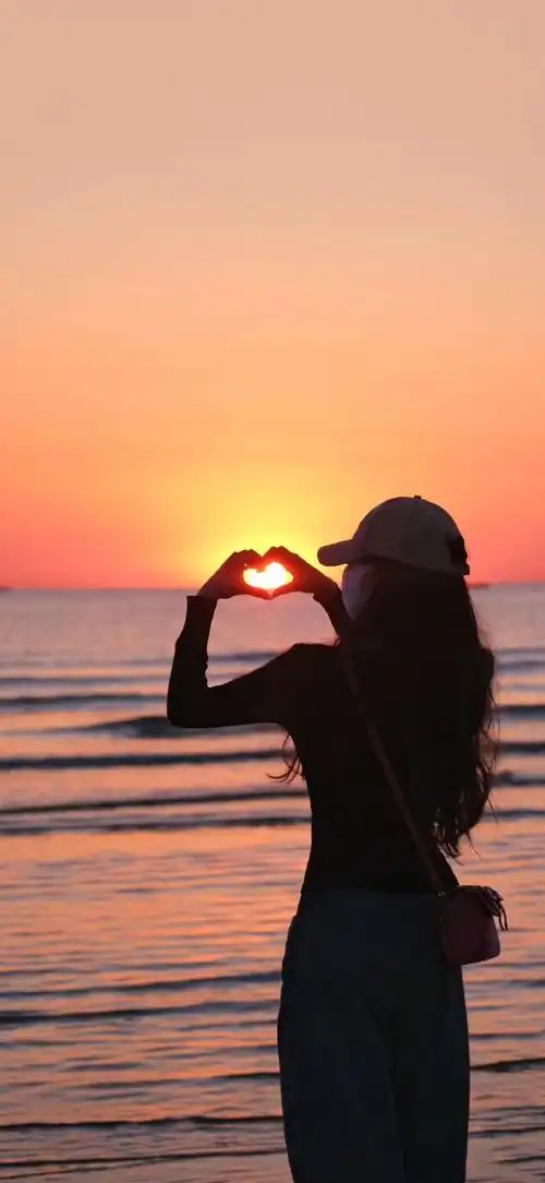 唯美日落氛围感女生背影