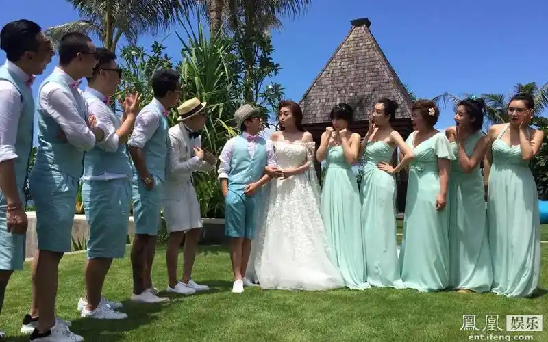 张歆艺担任伴娘团成员.