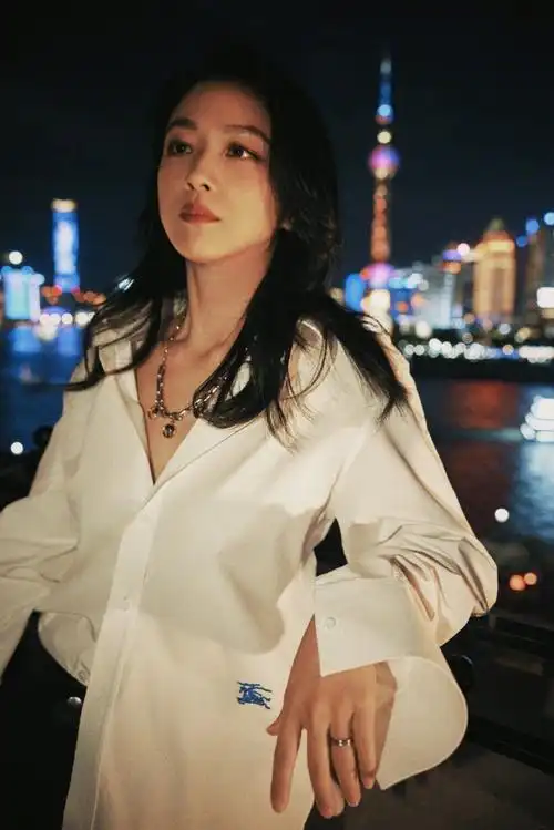 汤唯身穿品牌经典驼色风衣亮相,举手投足间流露出云淡风轻的气质;而在