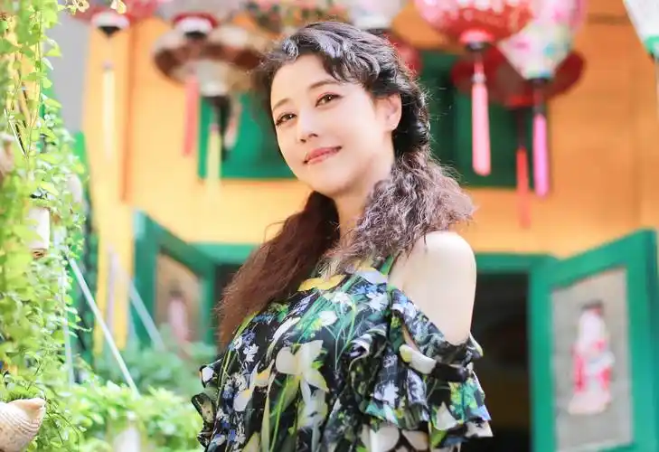 工作室发文宣布周海媚因病去世,生前最后公开出席活动照曝光_电视剧