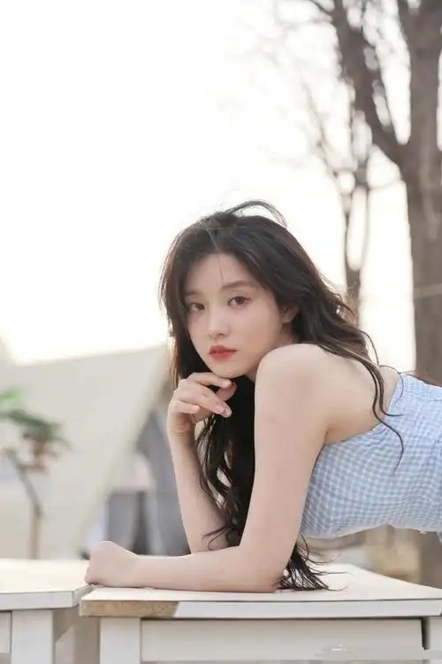 美女艺人张楚寒迷人美照欣赏